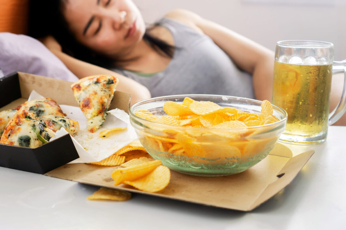 食後に強い眠気を感じるのはなぜ？血糖値の変動との関係