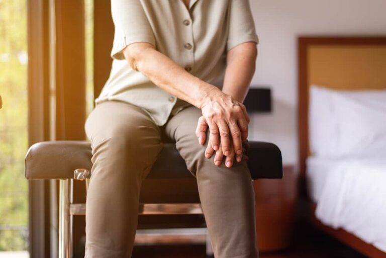 【膝の裏が痛い..もしかして病気？】膝の裏が痛む原因について