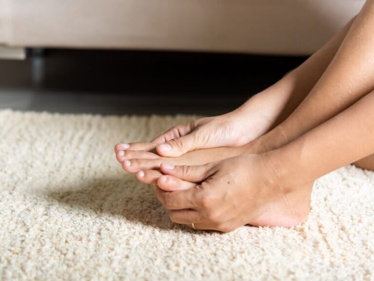 手足がしびれるときに疑われる病気は？