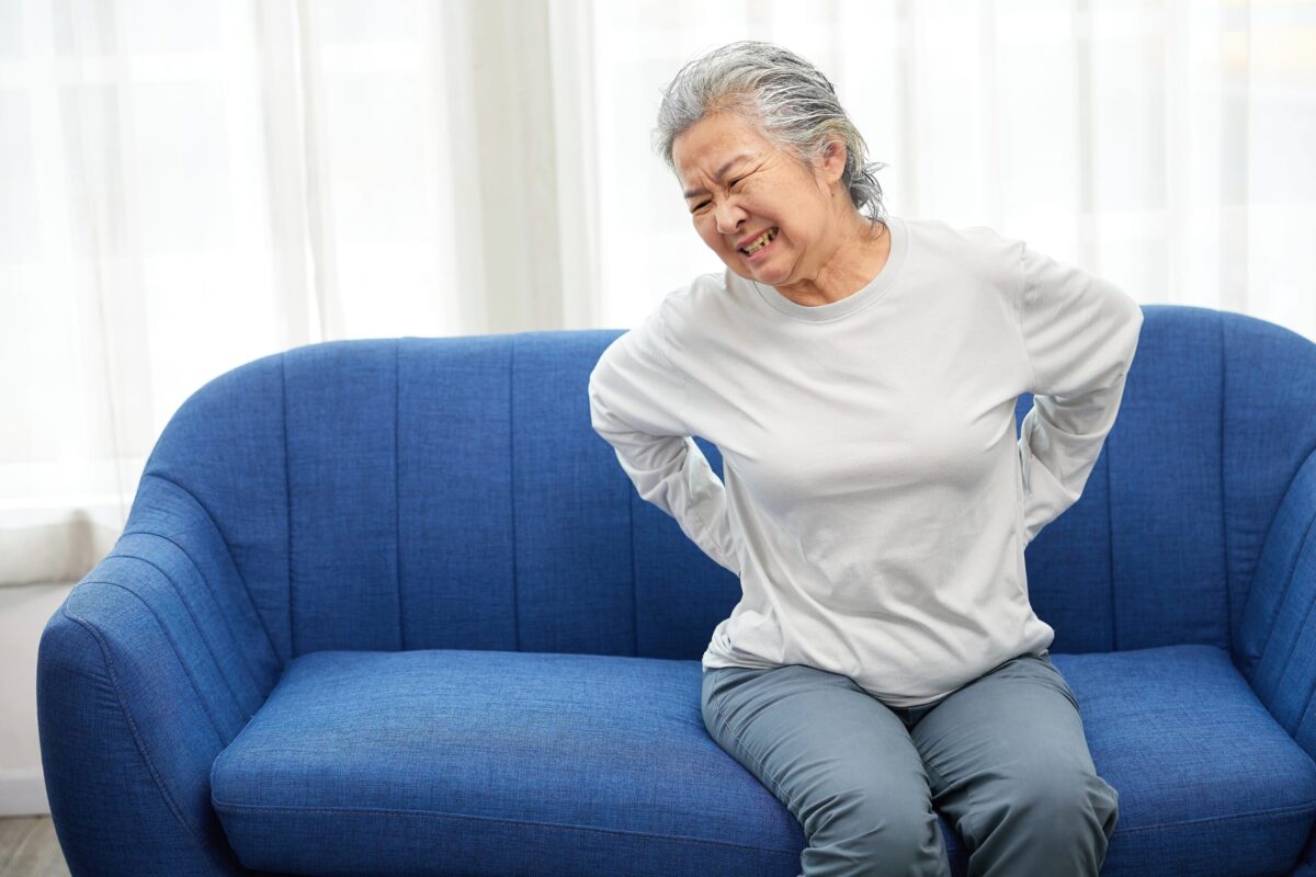 脊柱管狭窄症で足がしびれる… なぜ起こる？自宅でできる対策と最新治療法
